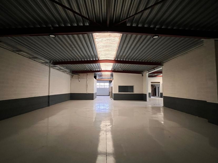 Te huur: gerenoveerde opslag- of atelierruimte <br />
<br />
 Nijverheidspark 3, Beringen (België)<br />
 Binnenkort beschikbaar, geïsoleerd en strat