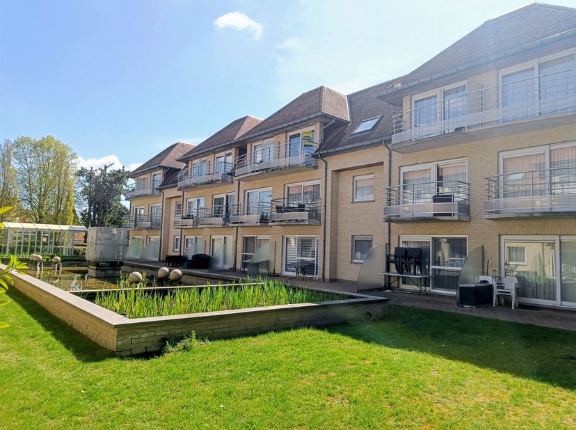 Leuk vakantie appartement op de tweede verdieping met zicht op een vijver. Rustig gelegen aan de achterzijde van het gebouw.<br />
Het appartement be