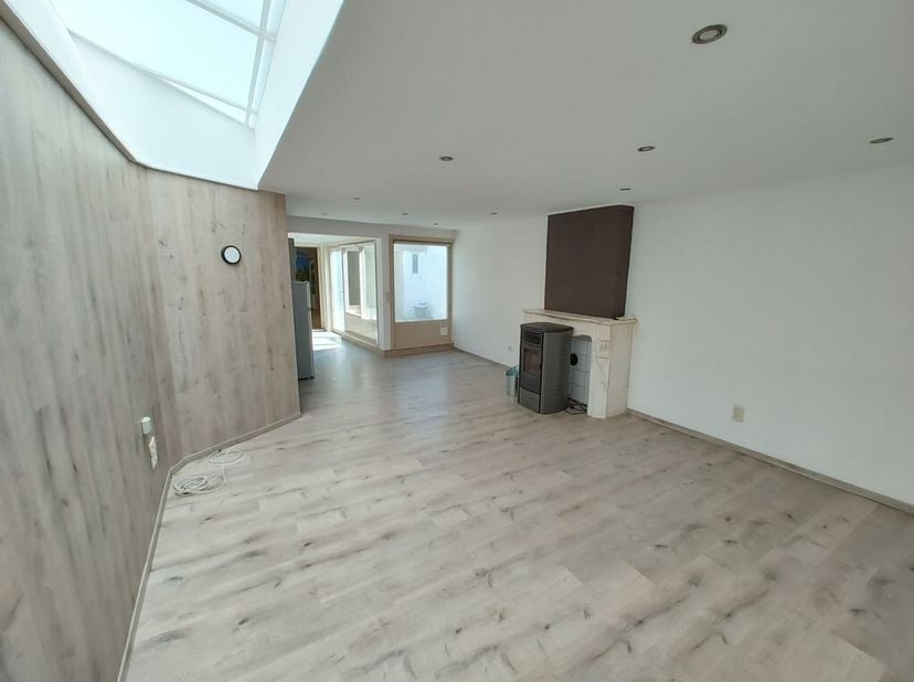 STER Immobiliën biedt u een gelijkvloers één slaapkamer huis gelegen in het centrum van Iddergem met een bewoonbare oppervlakte van 91 m². Deze woning