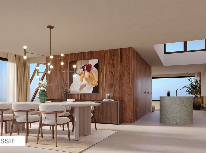 Cet appartement en triplex unique en front de mer offre une expérience de vie exceptionnelle avec des vues panoramiques à couper le souffle sur la mer