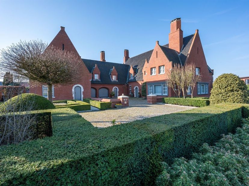 Exclusieve Engelse villa met 5 slaapkamers en praktijkruimte  Hasselt Welkom in deze unieke residentie in de Luchtvaartstraat te Hasselt, ontworpen do