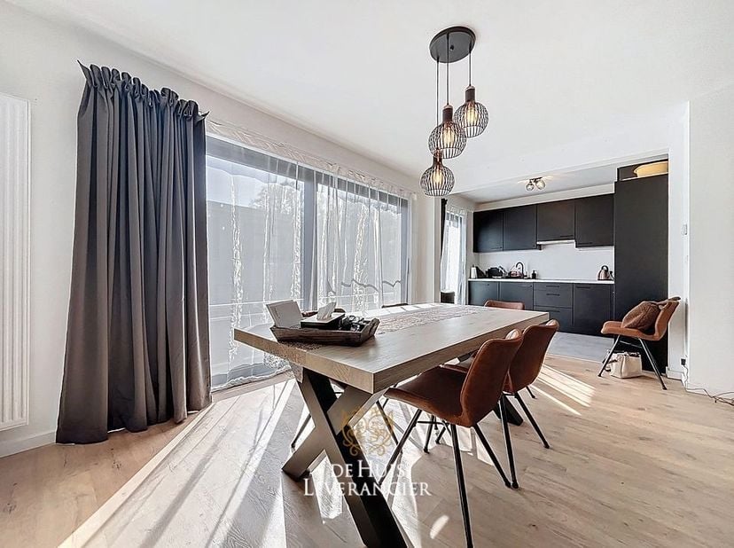 Dit appartement bevindt zich op de tweede verdieping (zonder lift) in een rustige straat in het centrum van Kontich aan het Gemeentepark.&amp;nbsp; Werkel