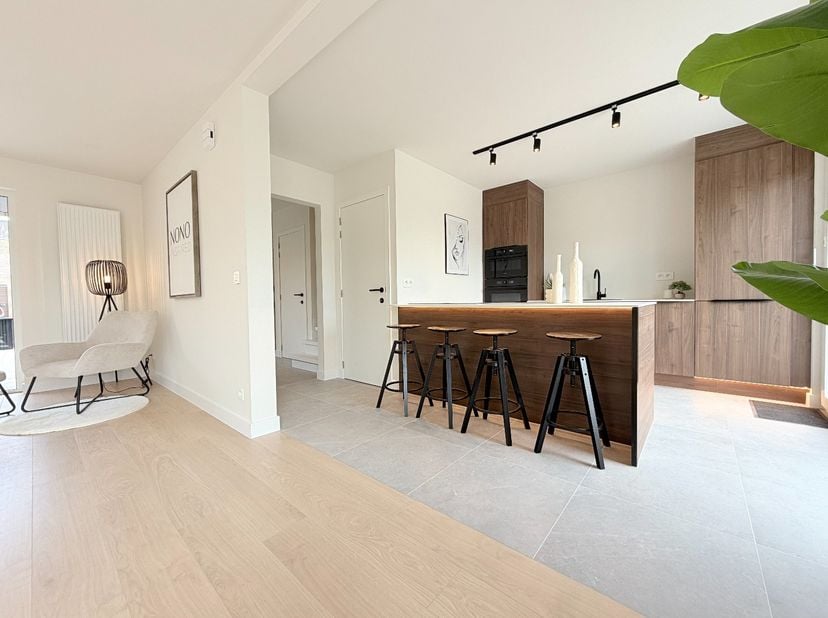 In deze prachtige woning staat licht en ruimte centraal. Dankzij de grote raampartijen geniet u hier van een overvloed aan natuurlijk licht en een hee