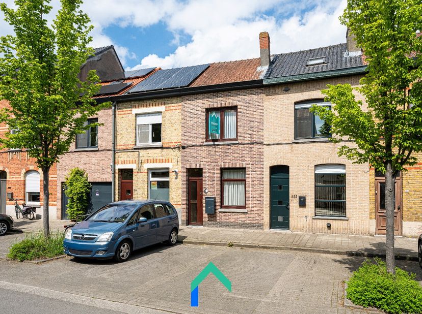 Renovatierapport met inschatting van de renovatiekosten (EPC F naar EPC C) beschikbaar op www.gentill.be<br />
Ligging<br />
Deze gezinswoning is gele