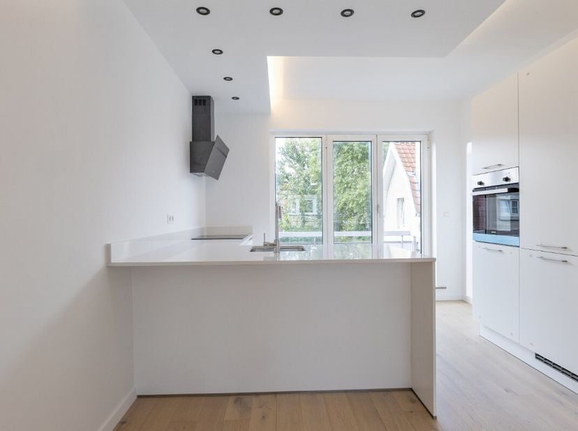 agnifique appartement entièrement rénové au cur de Coxyde, à deux pas de la mer, des commerces et des restaurants. Avec une superficie habitable de 10