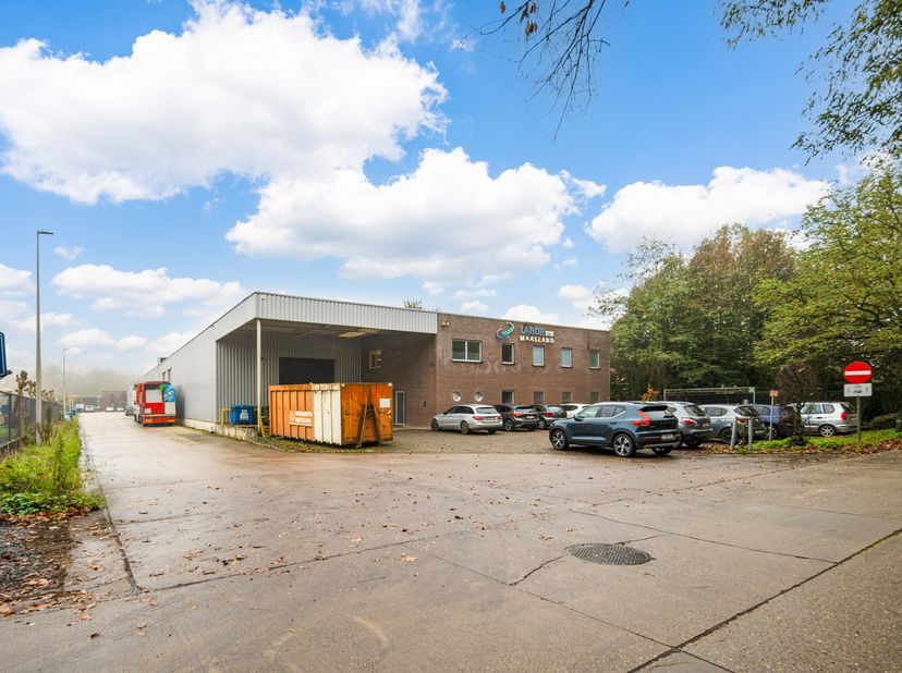 Dit bedrijfspand van ongeveer 1.900 m² bevindt zich op een perceel van 18a87ca in de industriezone Rotem in Dilsen‑Stokkem. Voor het gebouw is parkeer