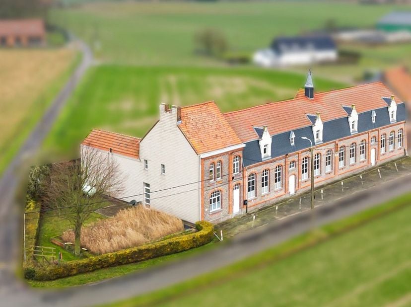 Oud schooltje De Linde: uitzonderlijke vakantiewoning met aanpalende, instapklare kloosterwoning<br />
<br />
In het hart van de Westhoek, te midden v
