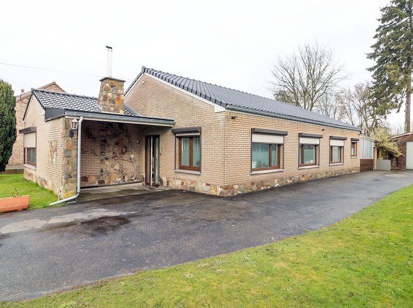 DEELS GERENOVEERDE WONING - <br />
<br />
Gedeeltelijk gerenoveerde woning in open bebouwing, op een perceel van 7a50ca. <br />
Gelijkvloers: inkomhal