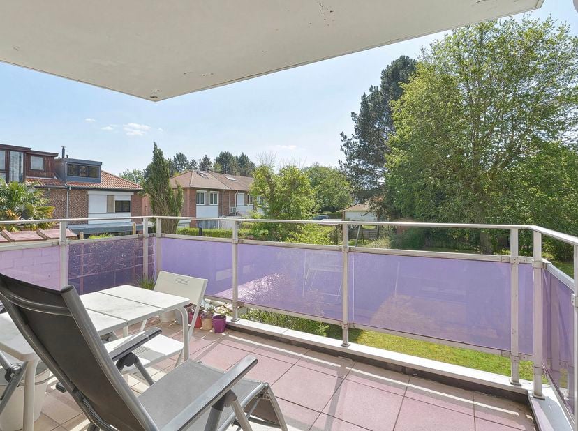 Maxime Real Estate stelt u een 3 slaapkamer met terras en garagebox aan.<br />
Gelegen in een residentiële buurt tussen Wezembeek en Stokkel, dicht bi