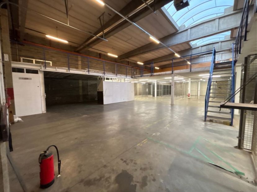 Magazijn van 1.152 m² met mezzanine (480 m²) en kantoren van in totaal 288m². Op deze logistieke site staan verschillende magazijnen te huur, met oppe