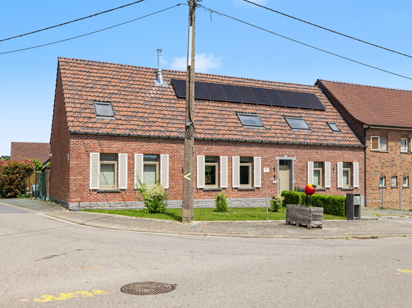 Op zoek naar een instapklare, energiezuinige woning waar ruimte, comfort en gezelligheid hand in hand gaan? Dan is deze smaakvol gerenoveerde gezinswo