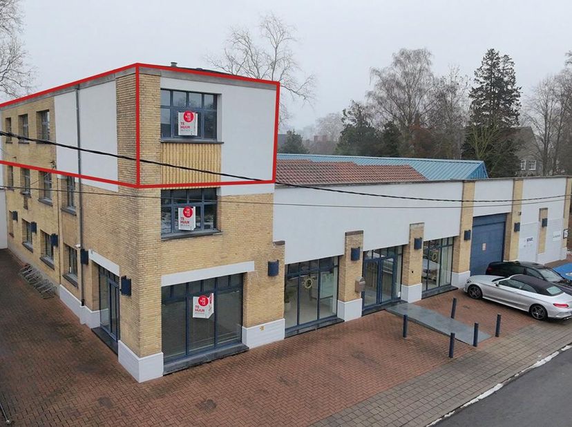 Kantoor van ca. 63 m² op een centrale ligging te Roeselare-Rumbeke. Ideale kantoorruimte voor starters of vrije beroepen. <br />
Troeven: <br />
- eig