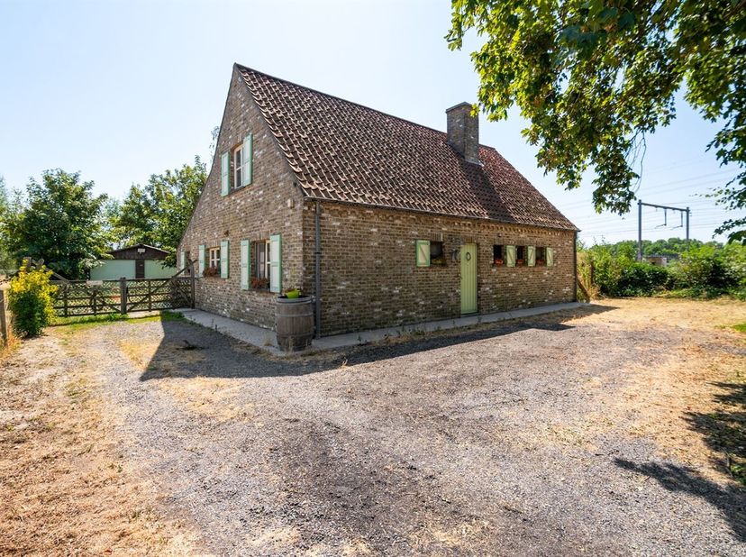 Cette charmante maison, très bien située à 7 km de Zeebrugge et à 13 km de Bruges, bénéficie d'un emplacement de choix et a beaucoup à offrir. <br />