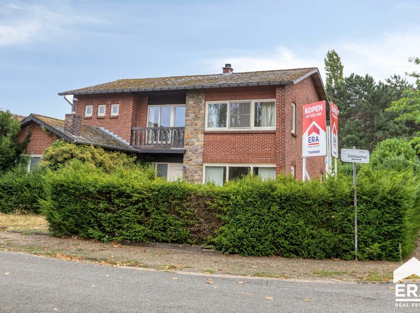 LOMMEL-CENTRUM: Mooi landhuis met 3 slaapkamers inkomhal met toilet en vestiaireliving met schuifpui naar (deels overdekt) terraskeuken voorzien van i