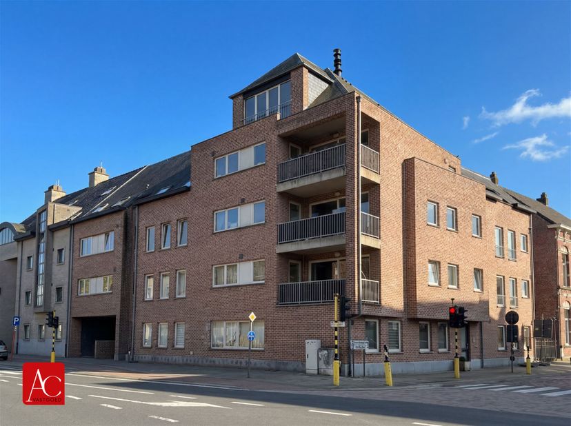 Dit uitstekend onderhouden appartementsgebouw, gelegen op een strategische hoeklocatie te Sint-Pauwels (Dries / Potterstraat), vormt een unieke invest