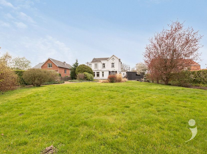 Statige te renoveren woning op een prachtig perceel van 12a 15ca, ideaal gelegen nabij het centrum van Tildonk en Wespelaar. <br />
<br />
We komen