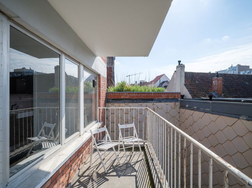 Op een uiterst gegeerde locatie, op een boogscheut van de levendige Kouter, bevindt zich deze verzorgde studio die een stabiele investering vormt. Dan