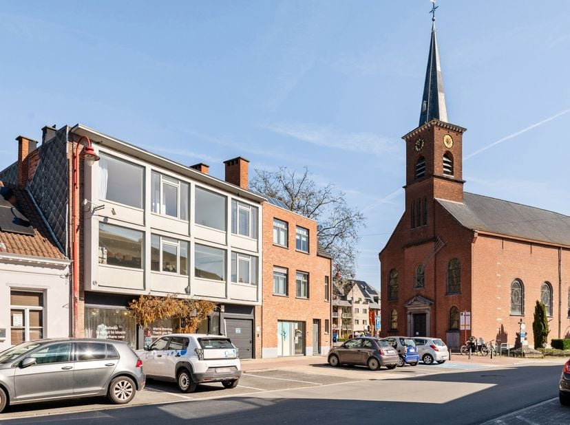 Instapklare woning met 3-4 slaapkamers en polyvalente handelsruimte<br />
Specifieke kenmerken:<br />
- Geweldige opportuniteit voor wonen-werken comb