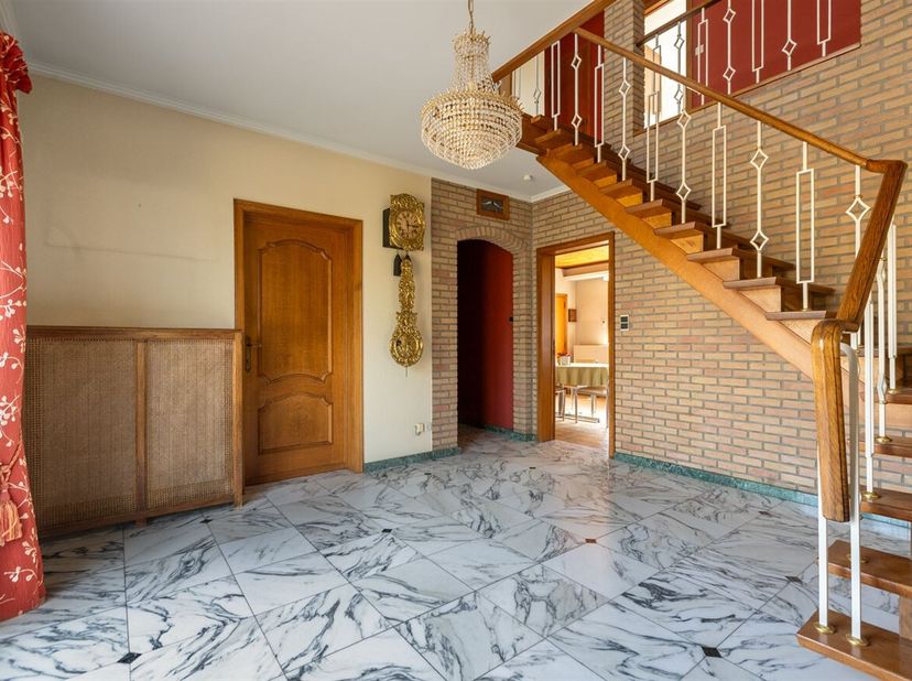 Exclusief wonen op een toplocatie, grenzend aan natuurgebied De Kevie. Deze karaktervolle villa met een bewoonbare oppervlakte van 231 m² combineert r
