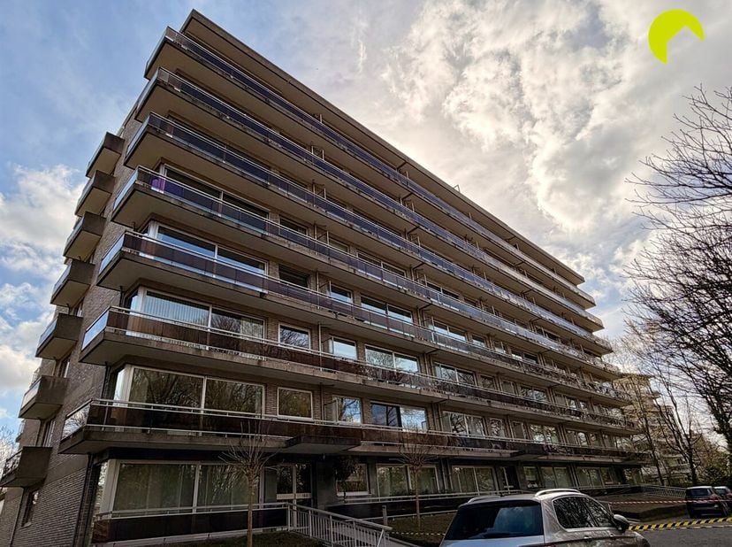 Ce spacieux appartement de 2 chambres à coucher avec jardin ensoleillé se trouve dans la Deurnestraat à Mortsel.<br />
Disposition<br />
Nous entrons