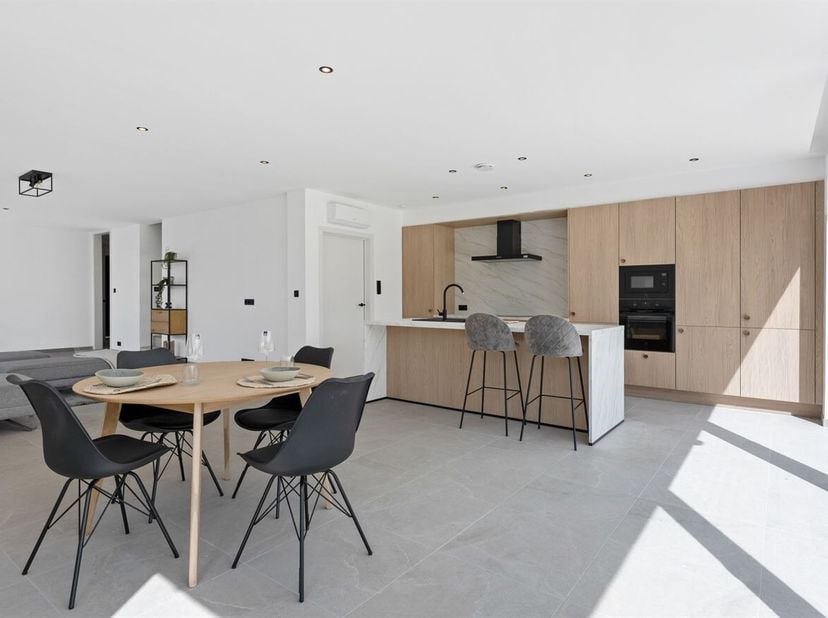 Volledig instapklare moderne halfopen bebouwing in de Herderstraat te Sint-Truiden met 3 slaapkamers, extra polyvalente ruimte, tuin en terras. Deze v
