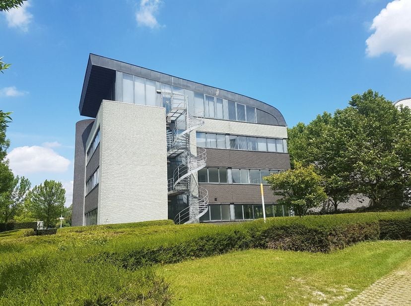 Representatieve kantoren gelegen op de tweede en derde verdieping, in het Ilgat Businnes Park, met een oppervlakte van 780m² en voldoende parkeergeleg