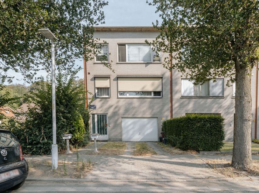 In een rustige straat in Schoten in de woonwijk &amp;#39;De Lek&amp;#39; bevindt zich dit appartement op de tweede verdieping van een kleinschalig gebouw. Een