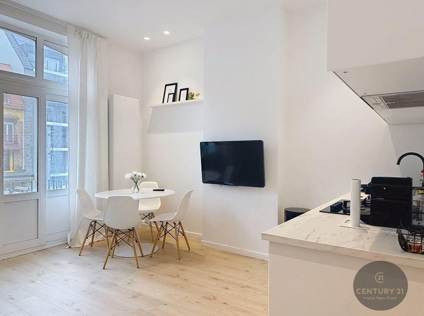Dit appartement is gelegen op het eerste verdiep - te bereiken met trap! <br />
Vlak aan de kusttram, buurtwinkels, Zeedijk, station, alles is op wand