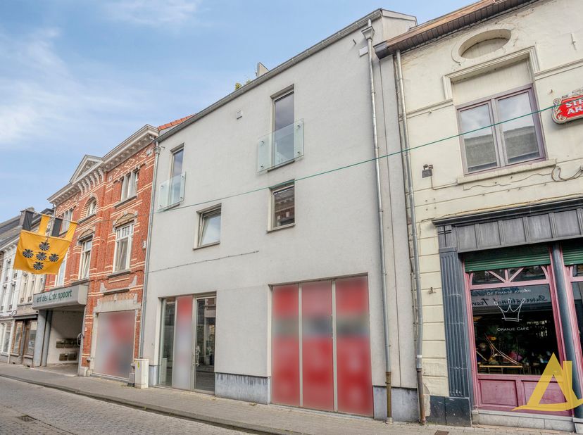 AFSPRAKEN ENKEL VIA MAIL<br />
<br />
Dit instapklare triplex appartement is ideaal gelegen pal in het centrum van Diest en combineert comfort, ruimte