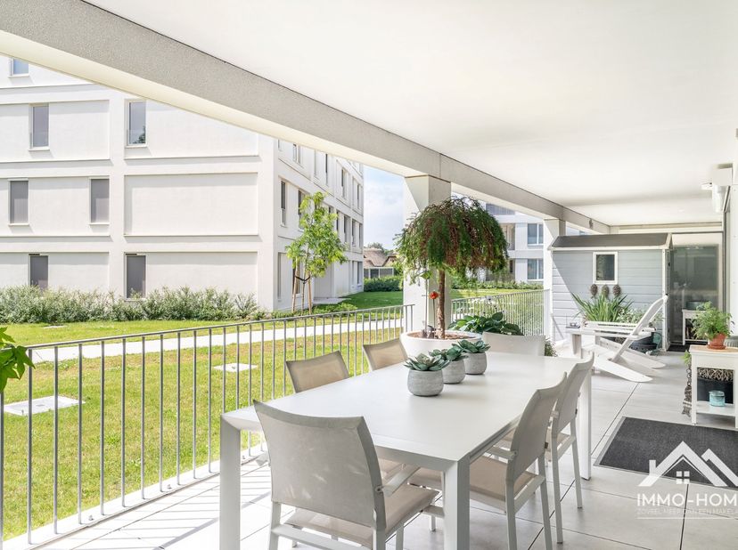 Dit prachtige gelijkvloers appartement, met high end afwerking en A-label, heeft ook een zeer uitzonderlijk ruim terras met zeer rustig uitzicht. Het