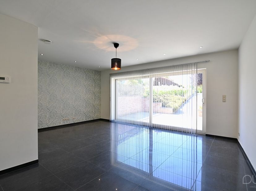 Deze jonge woning, gebouwd in 2021, is gelegen op een mooi perceel van maar liefst 8a75ca en bevindt zich in een rustige, aangename omgeving nabij Sin
