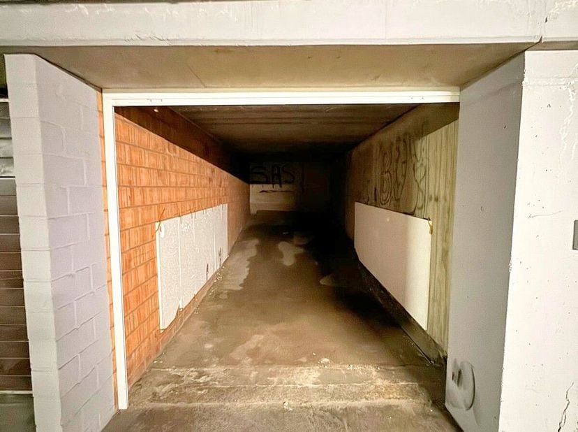 Ruime garagebox te huur onder het Van Bunneplein, makkelijk toegankelijk.<br />
Afmetingen: <br />
hoogte: 2,00m<br />
breedte: 2,16m<br />
diepte: 7,
