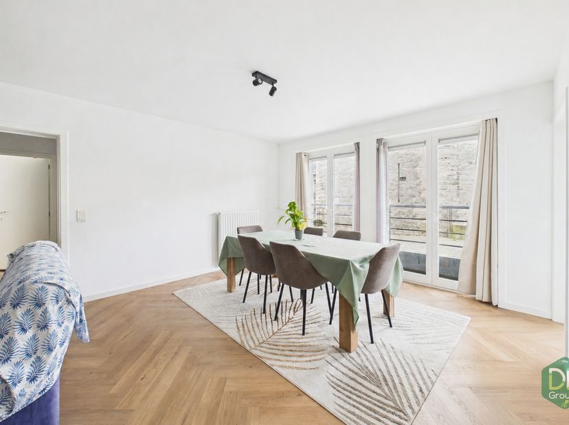 Mooi 2-slaapkamer appartement met terras gelegen in het hart van de stad!<br />
Samenstelling: Inkomhal, een apart toilet, een mooie woonkamer (lounge