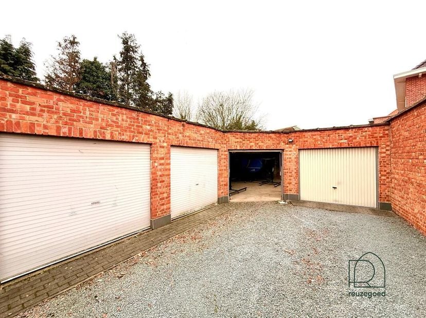 Ruime hoekgarage met conforme elektriciteit en natuurlijk licht<br />
Op zoek naar een uitzonderlijk ruime garagebox in een rustige woonwijk, maar toc
