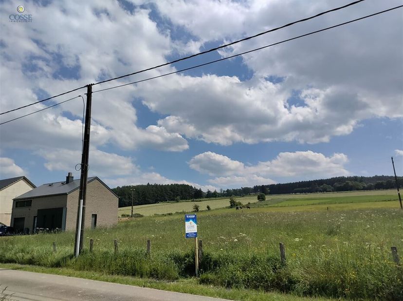 L'Immobilière Cosse biedt u de verkoop aan van een bouwperceel van 999m² gelegen in Lierneux in een rustige omgeving.<br />
U zult genieten van een aa