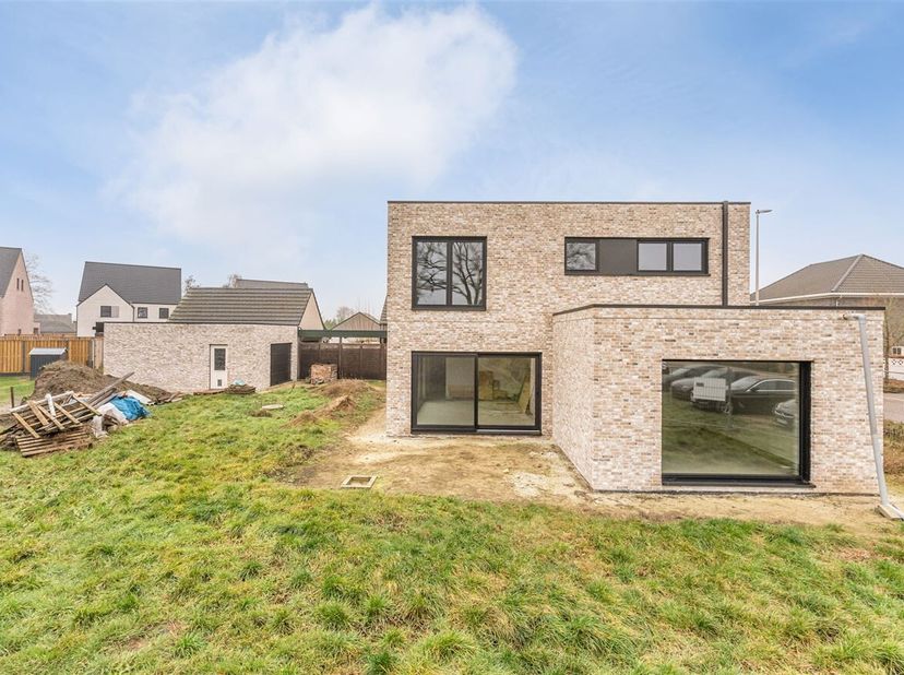 Charmante nieuwbouwwoning in ruwbouw met 3 slaapkamers op rustige locatie in Hamont-Achel<br />
Ligging<br />
Gelegen aan de Rangeerweg in Hamont-Ache