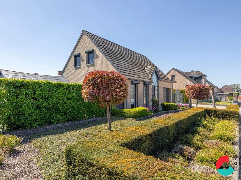 Instapklare gezinswoning op wandelafstand van het centrum van Bocholt nabij talrijke faciliteiten.<br />
De woning is doorheen de jaren zeer goed onde