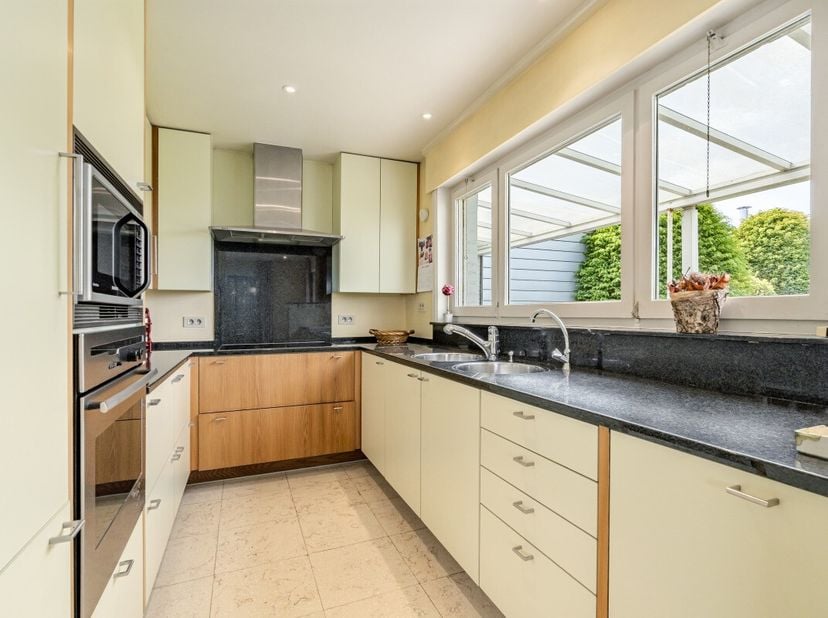 Te koop: halfopen gezinswoning in Harelbeke, met zonnige en grote tuin. Deze karaktervolle woning uit 1965 biedt een solide basis voor wie op zoek is