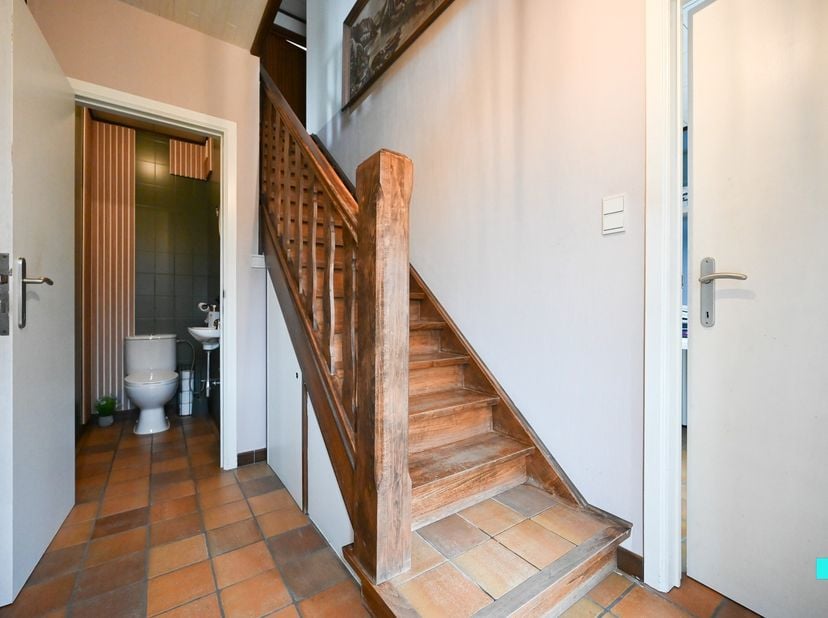 Deze ruime gezinswoning uit 1983 beschikt over een bewoonbare oppervlakte van 194 m² (volgens EPC-attest) en is gelegen op een perceel van 573 m² met