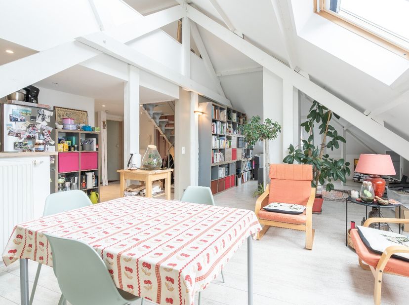 ERA B-LUX stelt u met plezier dit prachtige duplexappartement van ongeveer 100 m² voor, ideaal gelegen in de Rue du Vieux Marché in Vielsalm.Dit zeer
