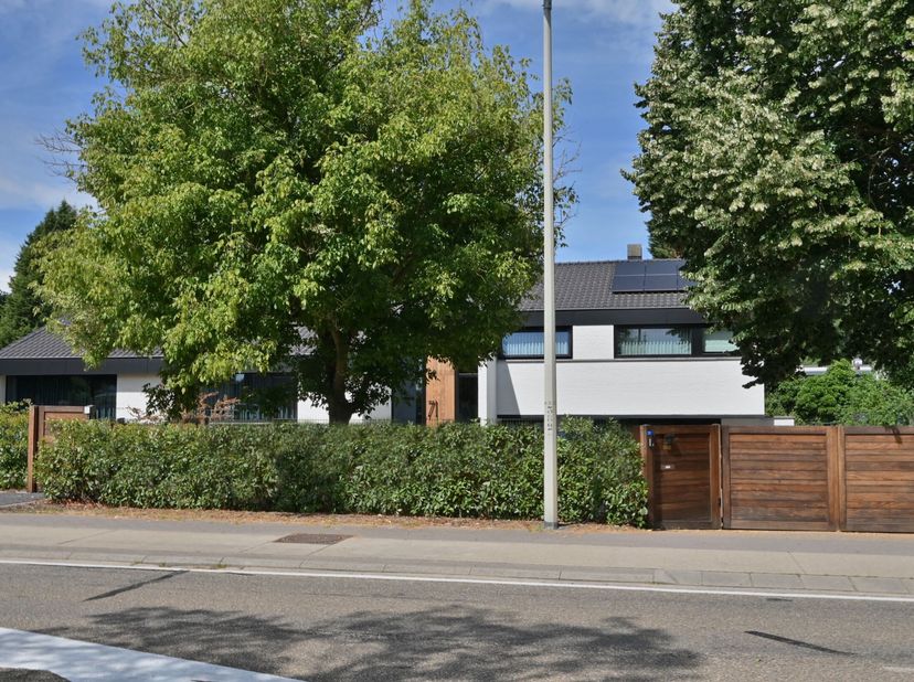 Wonen en werken op een prominente zichtlocatie in Lanaken.<br />
Achter een statige toegangspoort, strategisch gelegen langs de N78, ontvouwt zich een