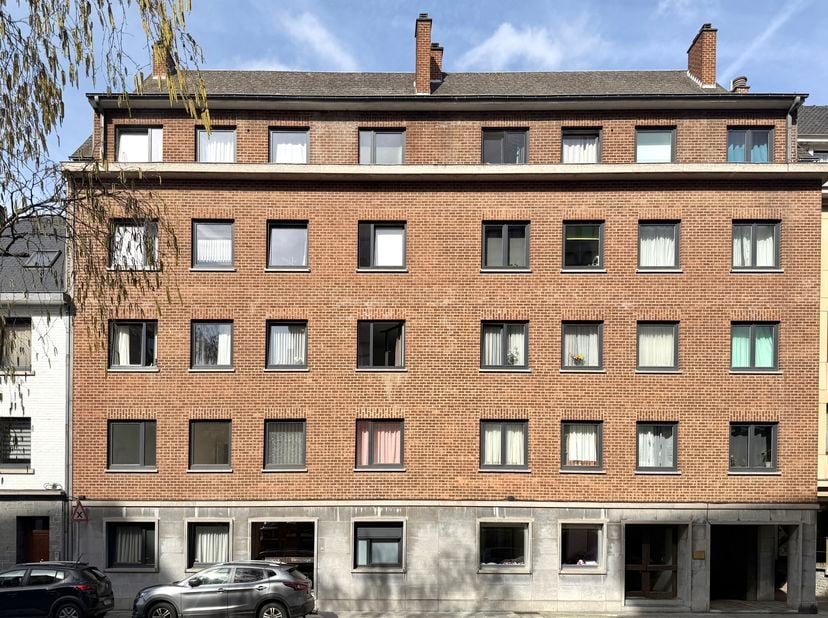 JAMBES, lumineux APPARTEMENT (2CH/1SDB) avec TERRASSE. A proximité du centre-ville et de la gare de Jambes. Il se compose d’un beau séjour donnant acc