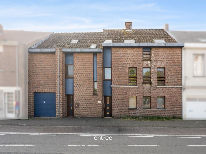 Op een uitstekende ligging in het hart van Zaffelare bevindt zich dit te renoveren appartementsgebouw bestaande uit drie appartementen. Letterlijk gel