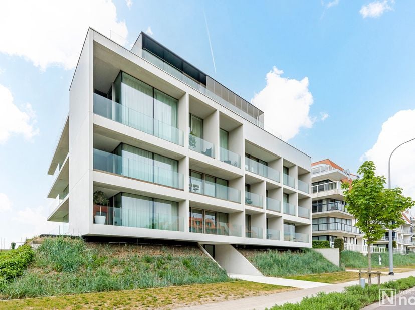 Ontdek dit uitzonderlijk luxueus afgewerkte 3-slaapkamerappartement op een van de meest begeerde locaties van Nieuwpoort. Gelegen op de eerste verdiep