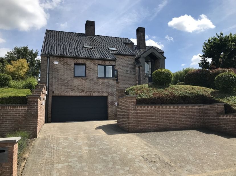 Gelegen in een doodlopende straat, ligt deze kwalitatieve villa met uitzonderlijk landelijk uitzicht. De woning is voorzien van een ruime inkomhal met