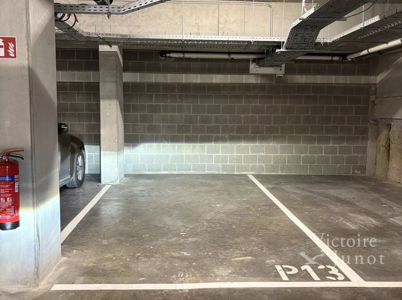 Parkeerplaats te huur  Centrum Brussel<br />
Veilige parkeerplaats gelegen op niveau -1, in het midden van Brussel, achter de Sint-Michiel-en-Gudulaat
