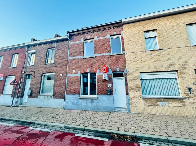 rvik - Compleet gerenoveerde woning met 4 slaapkamers en garage te koop.Indeling:Wasplaats/technische ruimte, doorgang hal, toilet, badkamer, open keu