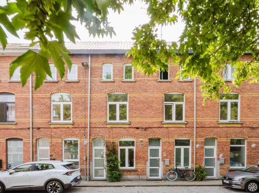 Ligging<br />
Deze volledig gerenoveerde woning is gelegen in de rustige Wielewaalstraat in Gent. U geniet hier van een aangename woonomgeving op kort