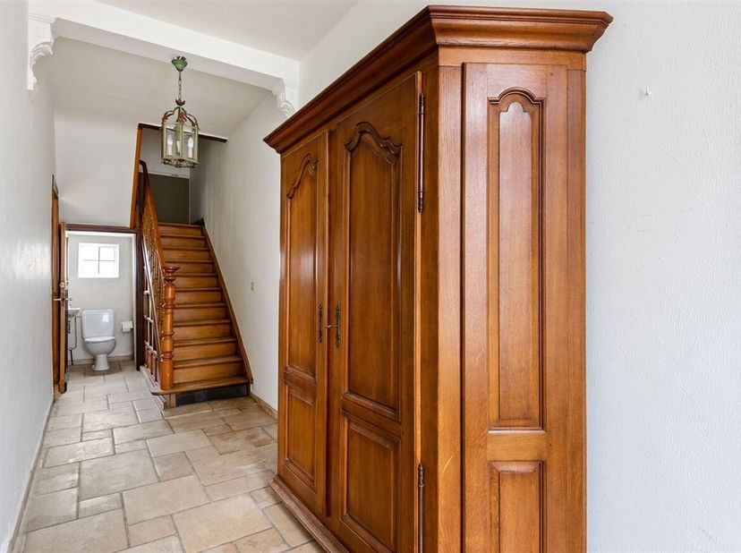 Zeer ruime woning met 5 slaapkamers, praktijkmogelijkheden en gezellige binnentuin<br />
Deze woning is gelegen in een rustige straat in Hamme en geni