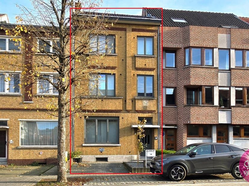 GERENOVEERD HERENHUIS met 5 SLAAPKAMERS voorzien van RUIM TERRAS en voldoende PARKING, prachtig gelegen in de stad, hier heeft u alles op WANDELAFSTAN
